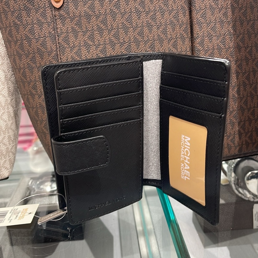 MICHAEL KORS
Medium Crossgrain Leather Wallet
Black 
NWT - Picture 7 of 16